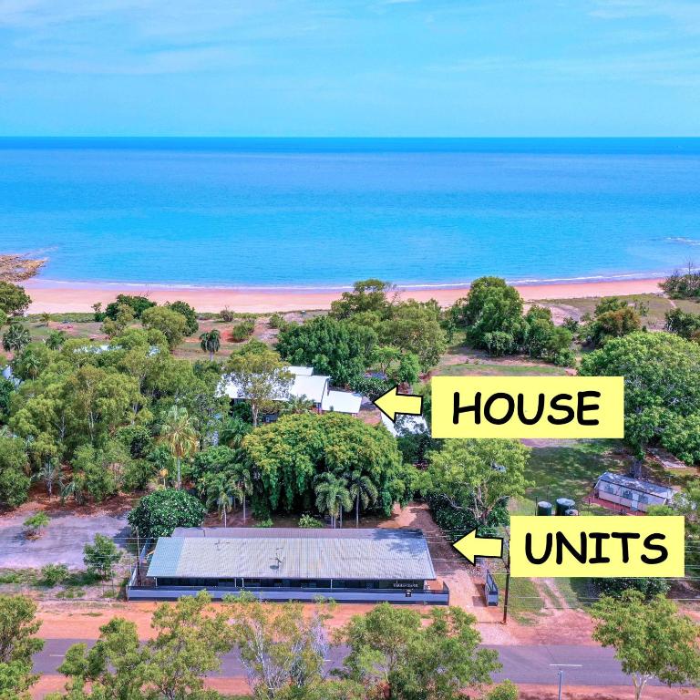 eine Luftansicht eines Hauses und des Ozeans in der Unterkunft Unit 4 Golden Sands Retreat in Wagait Beach