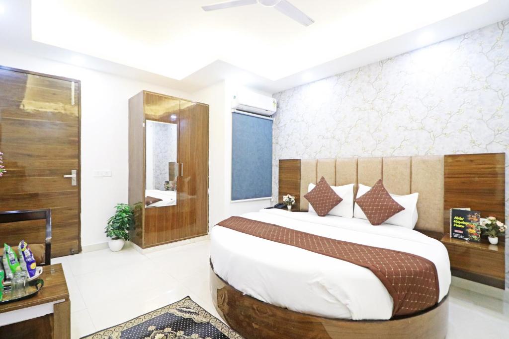 a bedroom with a large bed in a room at Hotel Vijaydeep Palace Near Delhi Airport in New Delhi