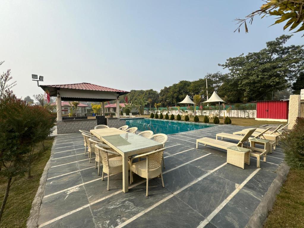 Bazén v ubytování Shivjot Farm & Resort Panchkula nebo v jeho okolí