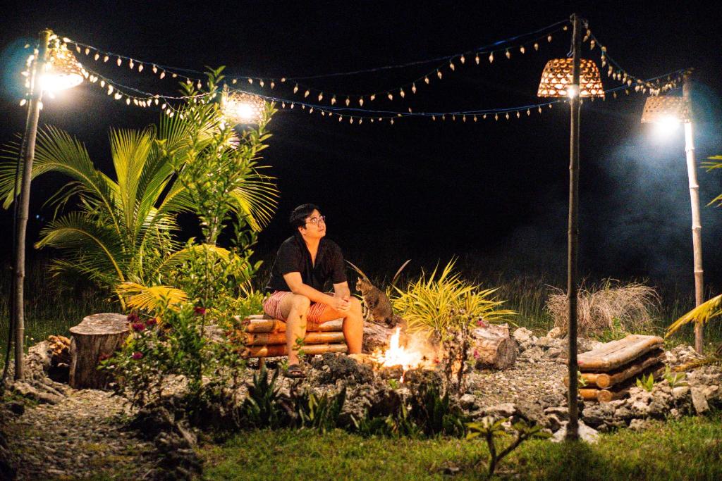 Um jardim no exterior de Tongo Hill Cottages