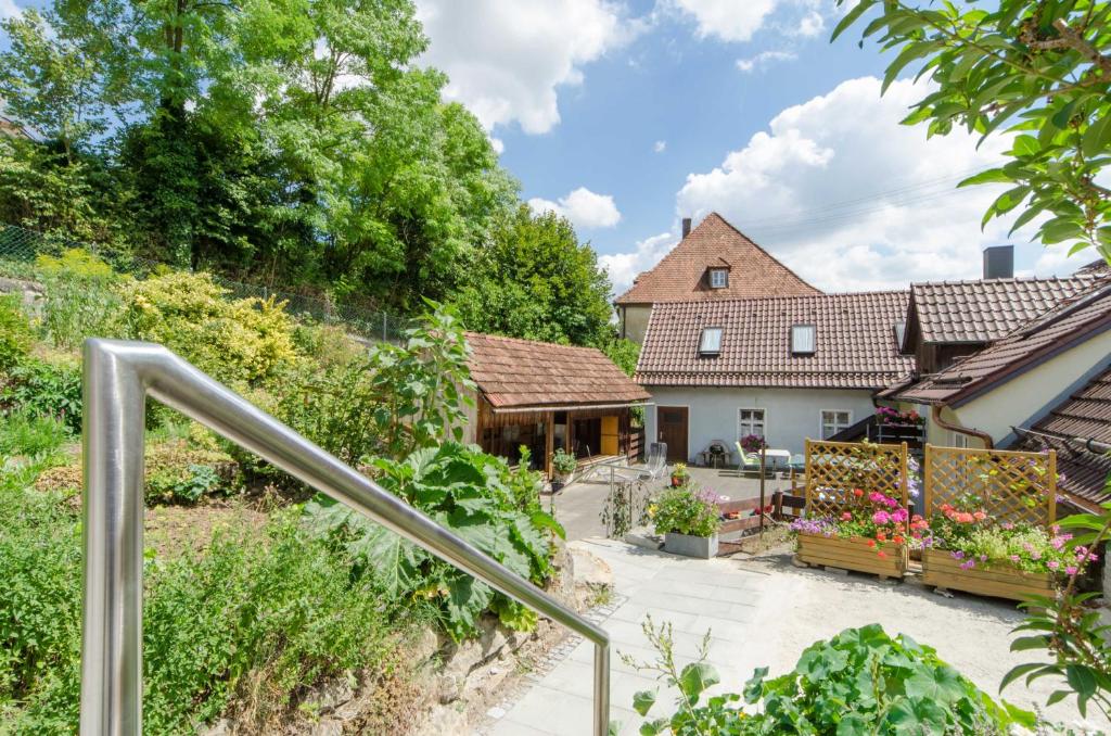 una imagen de una casa con jardín en Ferienwohnungen Handwerger en Hollfeld