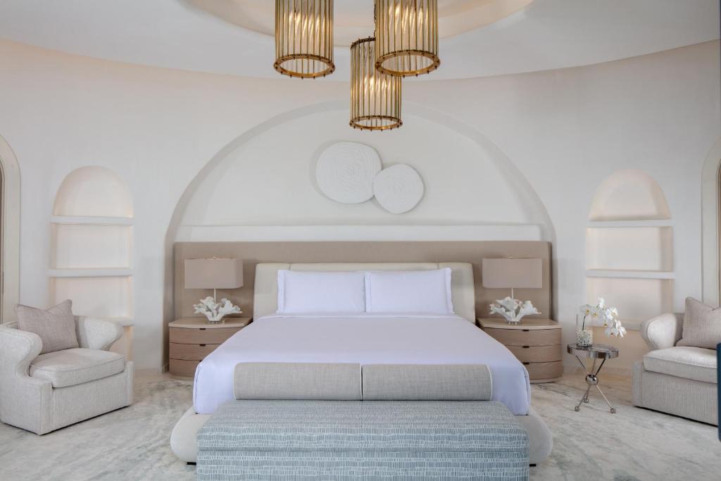 Postel nebo postele na pokoji v ubytování Anantara Santorini Abu Dhabi Retreat-Adults Only