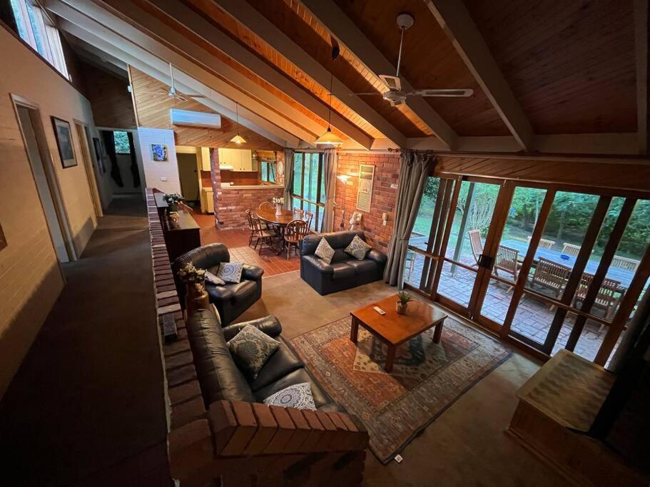 una vista aérea de una sala de estar con sofás y una mesa en Creek cottage, en Wodonga