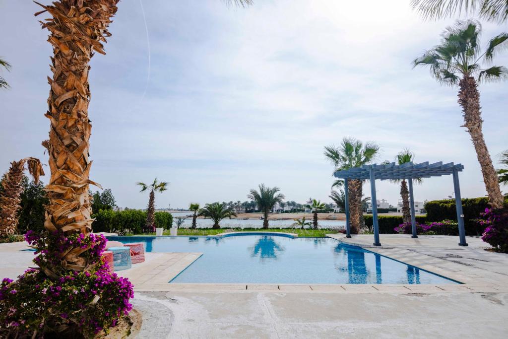 Bazén v ubytování El Gouna Elite Worldwide Sea & Garden Residences - Hurghada, Egypt nebo v jeho okolí