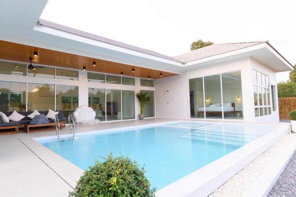 una piscina en el patio trasero de una casa en Gems Pool Villa Chanthaburi en Chanthaburi