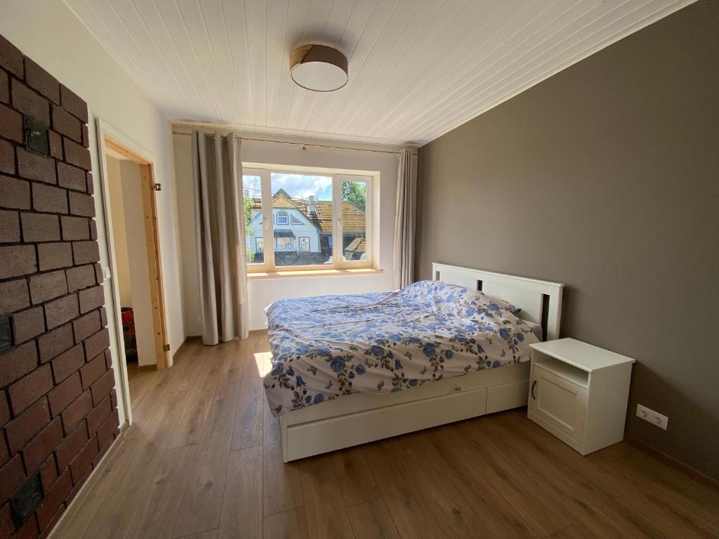 1 dormitorio con cama y ventana en Tiigi apartment en Kärdla