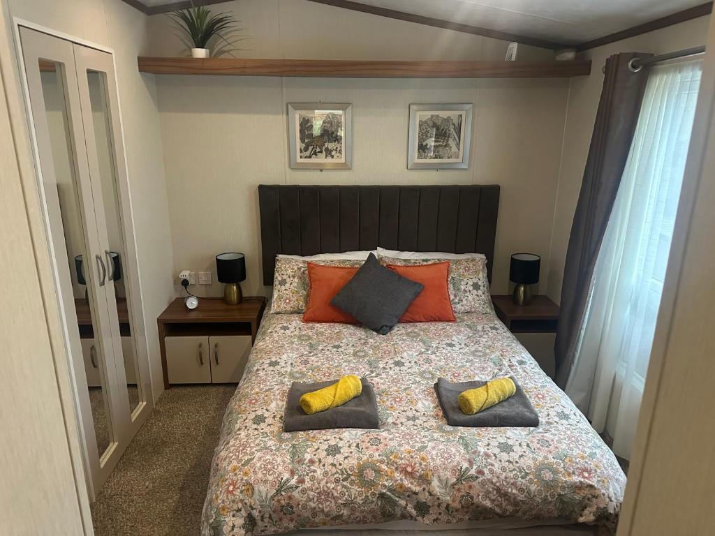 1 dormitorio con 1 cama con 3 almohadas en Amazing Holiday Home , Cockermouth, Lake District, en Cockermouth