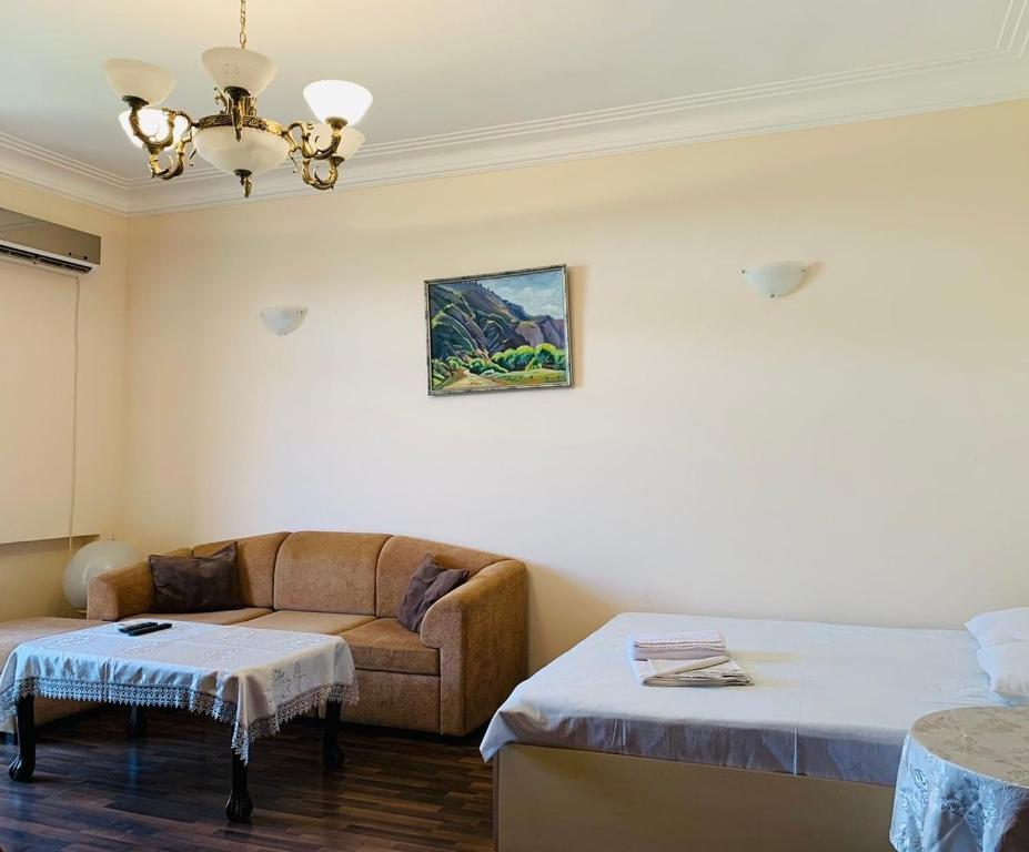 uma sala de estar com duas camas e um sofá em Saryan 2 em Yerevan