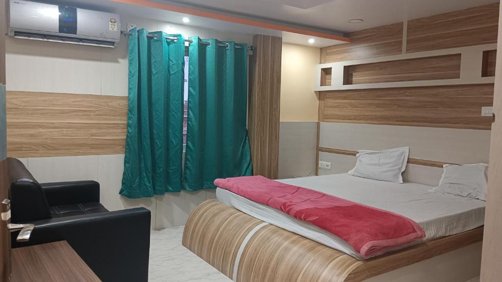 een slaapkamer met een bed met een groen gordijn bij Raj Darbar Hotel in Goddā