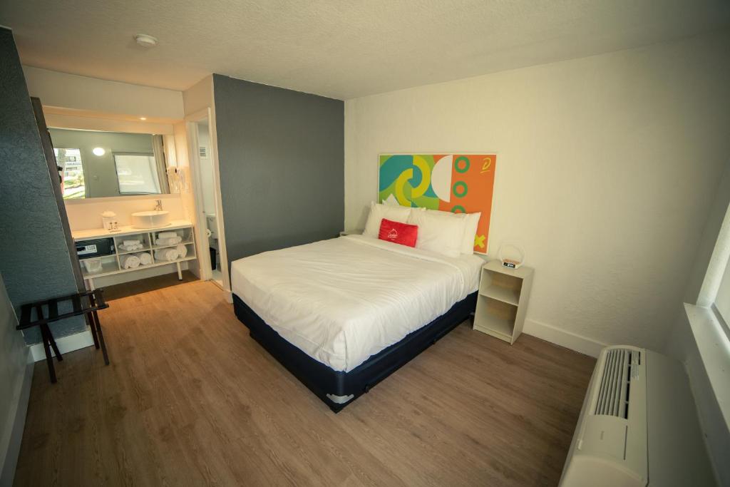 Developer Inn Express Fundamental, a Travelodge by Wyndham - Queen Room With Roll-In Shower - Mobility/Hearing Accessible - Non-Smoking