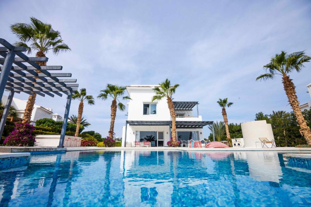 Bazén v ubytování El Gouna Elite Worldwide Sea & Garden Residences - Hurghada, Egypt nebo v jeho okolí