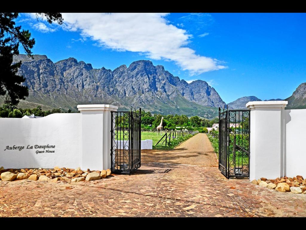 um portão aberto com montanhas ao fundo em Auberge La Dauphine Guest House em Franschhoek