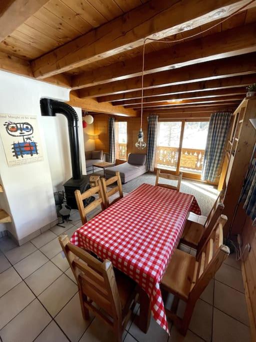 une chambre avec une table et un chiffon de table rouge et blanc dans l'établissement Chalet le Génépi 4-6 pers, à Champagny-en-Vanoise