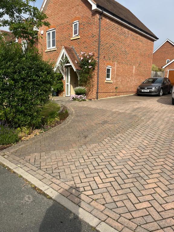 a brick driveway in front of a brick building at Bright, modern & close to historic town in Bishops Waltham