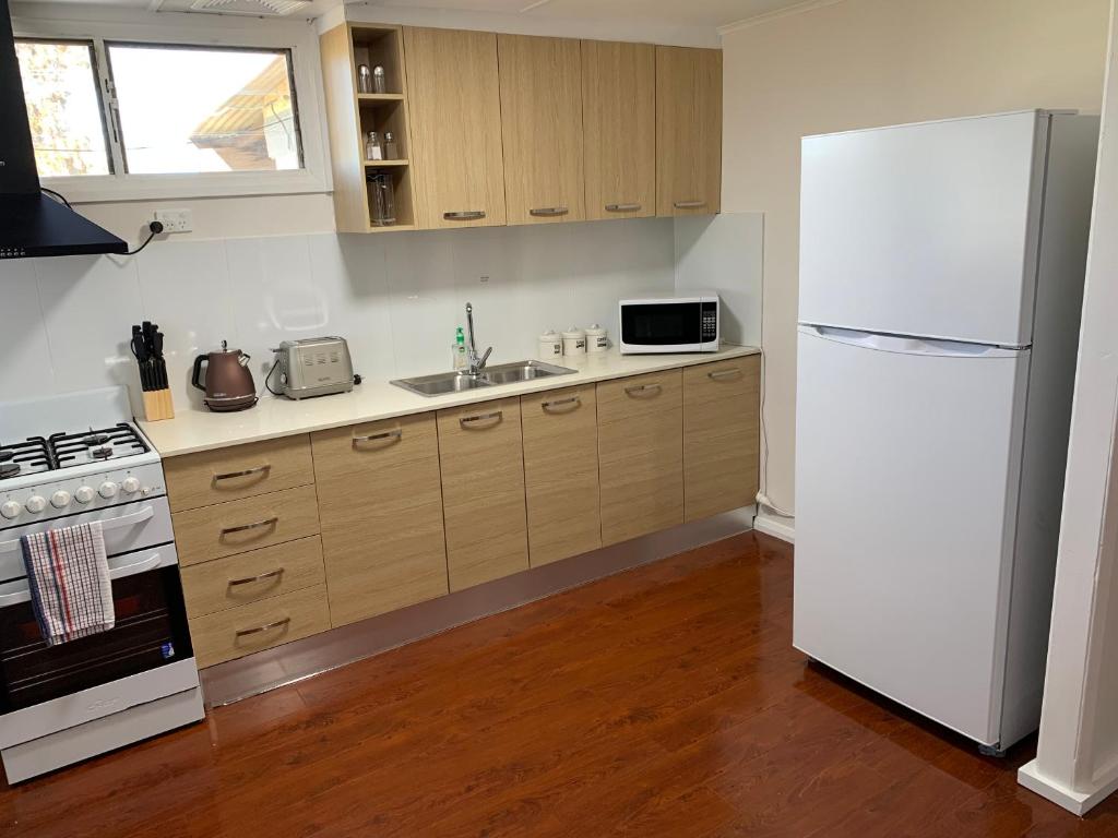 TORRUMBARRY MOTEL - Four-Bedroom House
