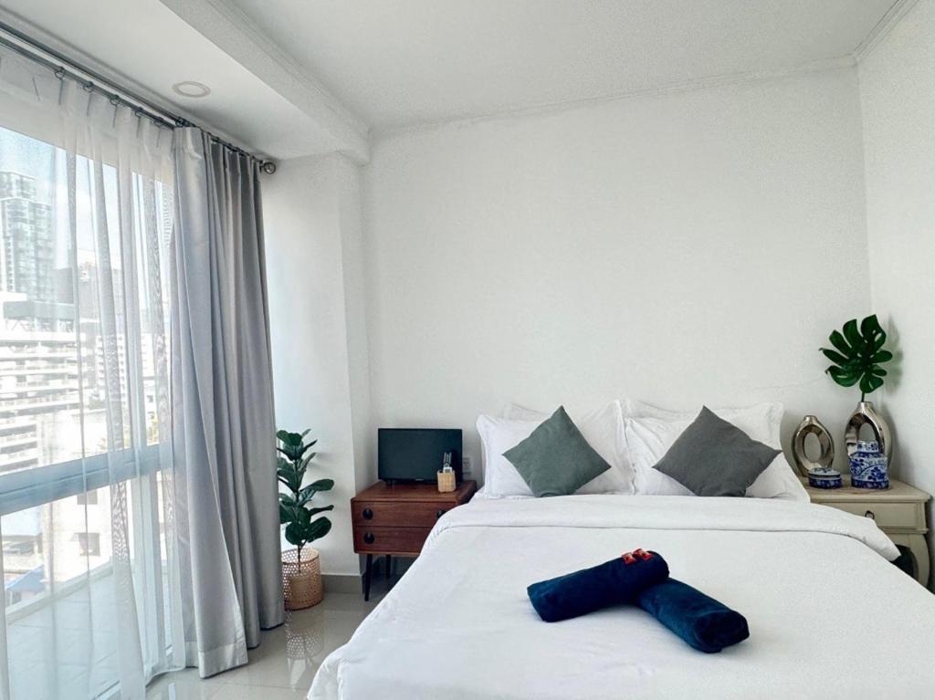 パックレにあるSTAYDII serviced residence Chaengwattanaのベッドルーム1室(白いベッド1台、青いオブジェクト付)