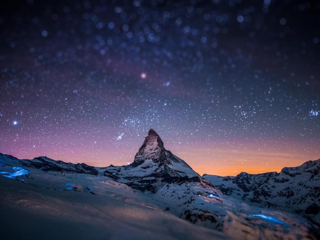 um pico de montanha sob um céu estrelado à noite em Test Tet Qa Kari em Munique