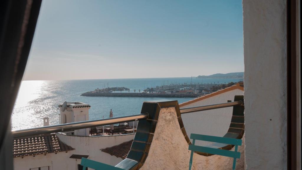 シッチェスにあるApto 1ª LÍNEA DE MAR con VISTAS a Sitgesの海の景色を望むバルコニー(椅子2脚付)が備わります。