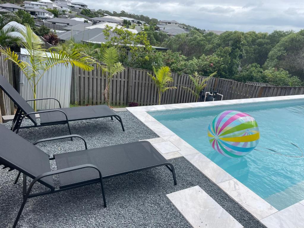 uma piscina com uma bola de praia na água em Upper Coomera Castle 1 em Gold Coast