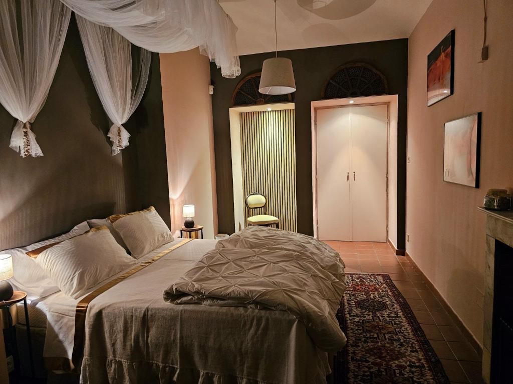 una camera da letto con un letto grande in una stanza di Aedel Lxr a Torino