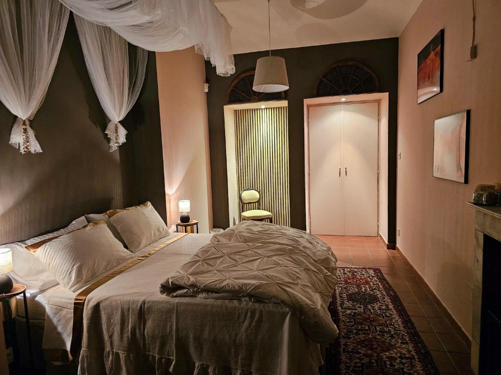 una camera con un grande letto di Aedel Lxr a Torino