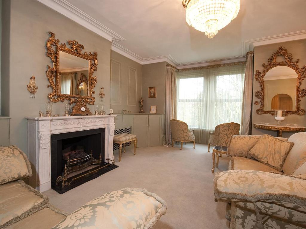 a living room with a fireplace and a mirror at 2 Bed in Harrogate HH073 in Harrogate