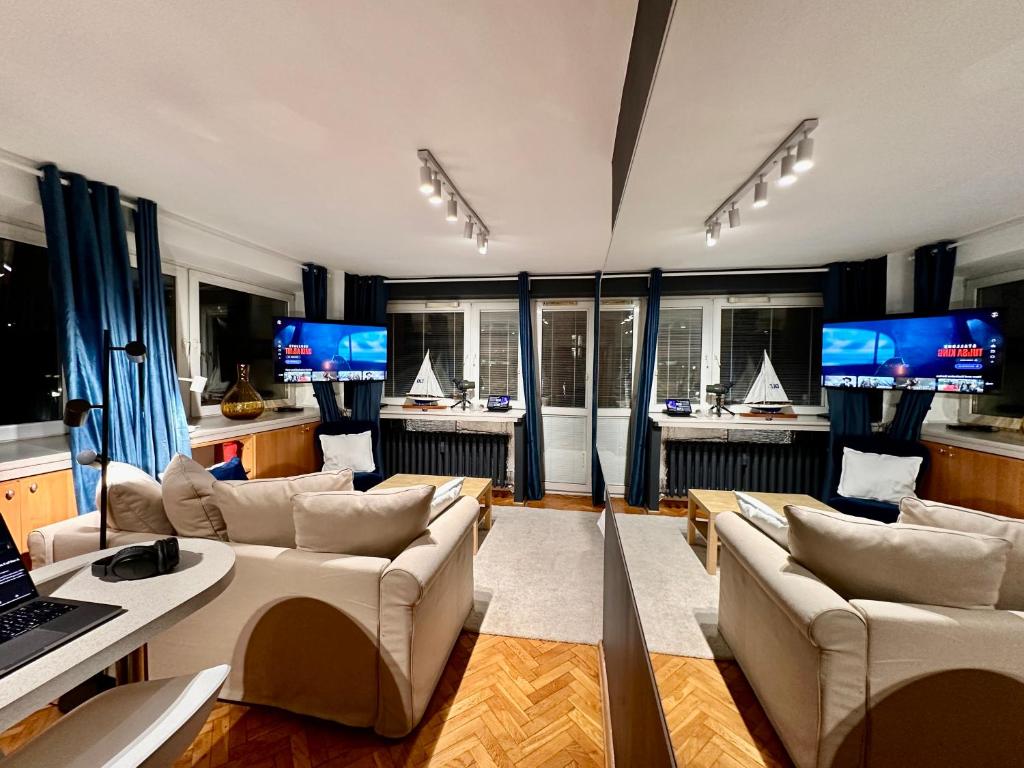 ワルシャワにあるSUSHI 2 fast WiFi 1Gbs 85'TV HBO Disney+ AmazonTVのリビングルーム(ソファ、ノートパソコン、テーブル付)