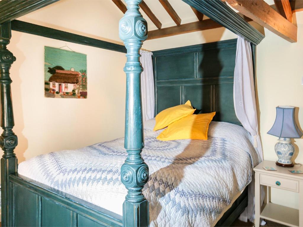 En eller flere senge i et værelse på 2 Bed in Aylsham KT080
