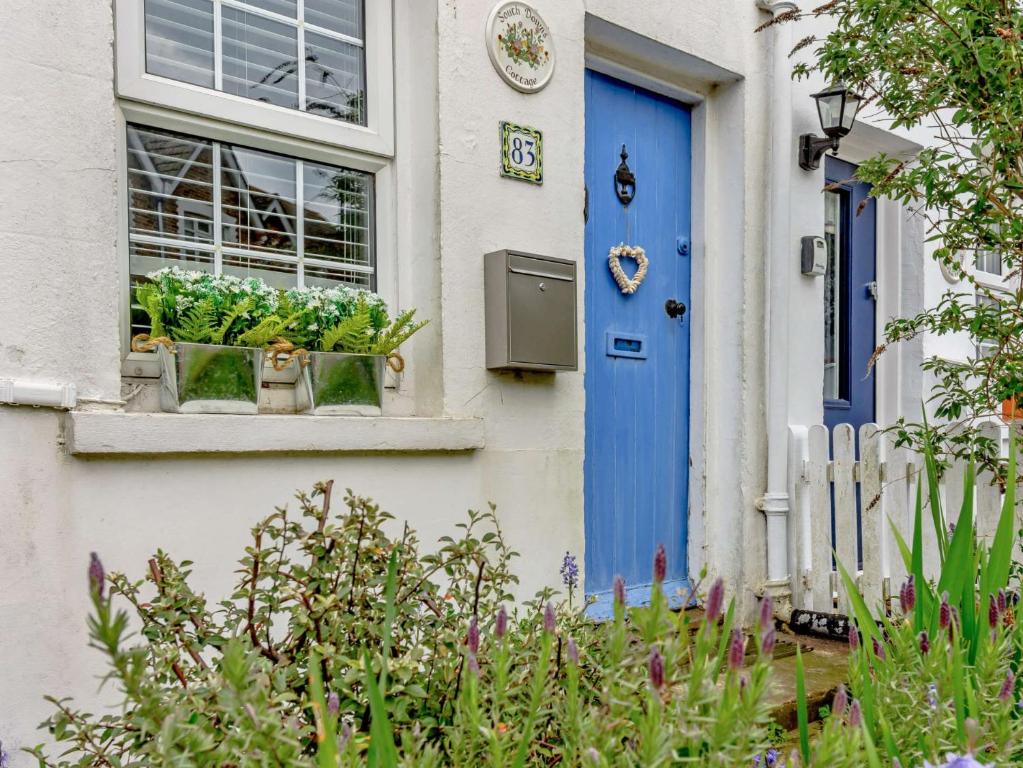 een blauwe deur op een huis met planten in een raam bij 1 Bed in Eastbourne EHC45 in Eastbourne