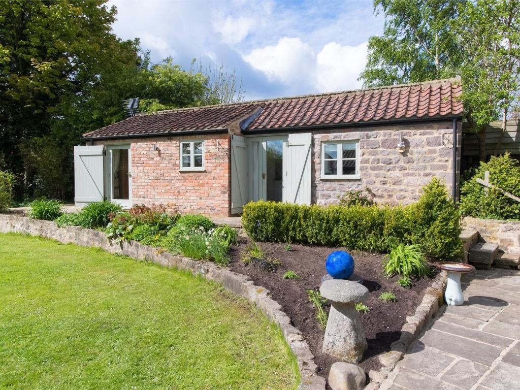 a stone cottage with a garden in front of it at 1 Bed in Knaresborough HH102 in Knaresborough