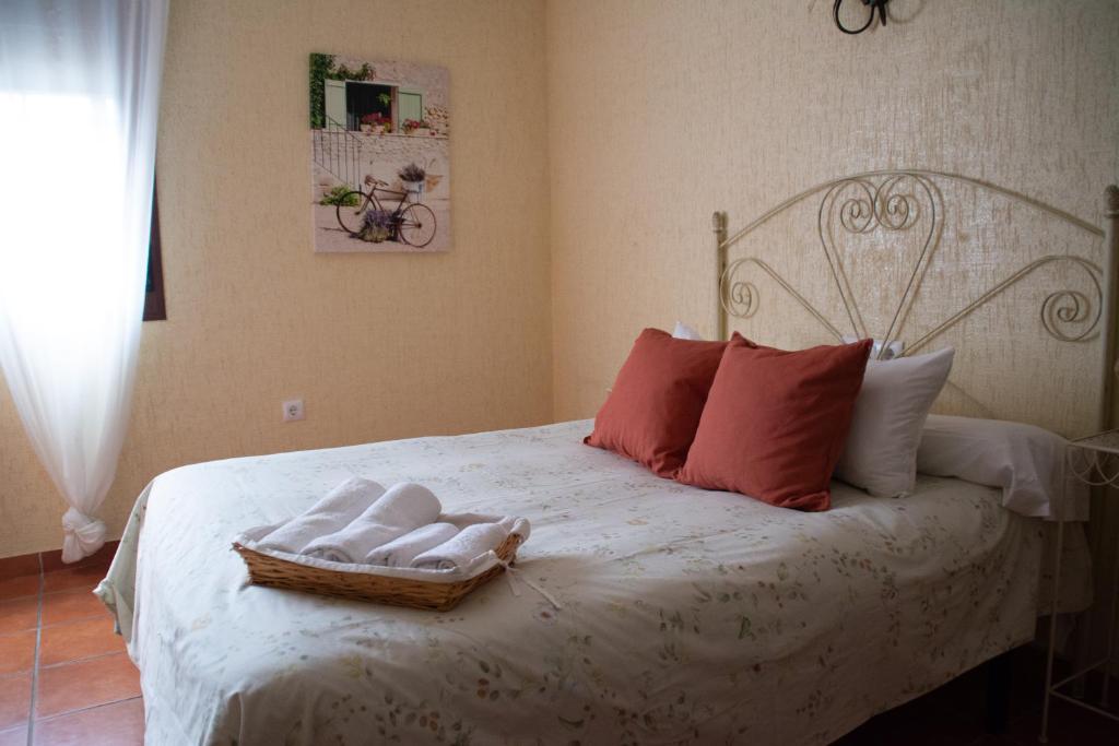 阿爾科斯－德拉弗龍特拉的住宿－Hostal Rural La Plata Parking Incluido，一间卧室配有一张床,上面有两条毛巾