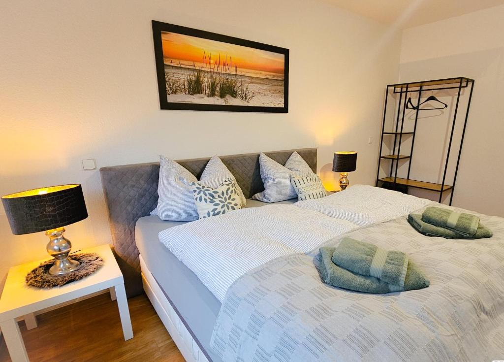 1 dormitorio con 2 camas y mesa con lámpara en Exklusive Ferienwohnung in Meppen, en Meppen