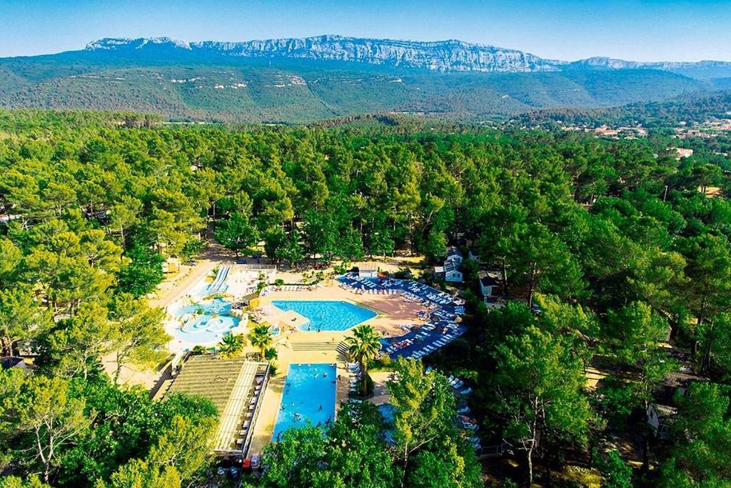 une vue aérienne d'un complexe hôtelier avec deux piscines dans l'établissement MOBILHOME PREMIUM 3CH 6PERS, à Nans-les-Pins