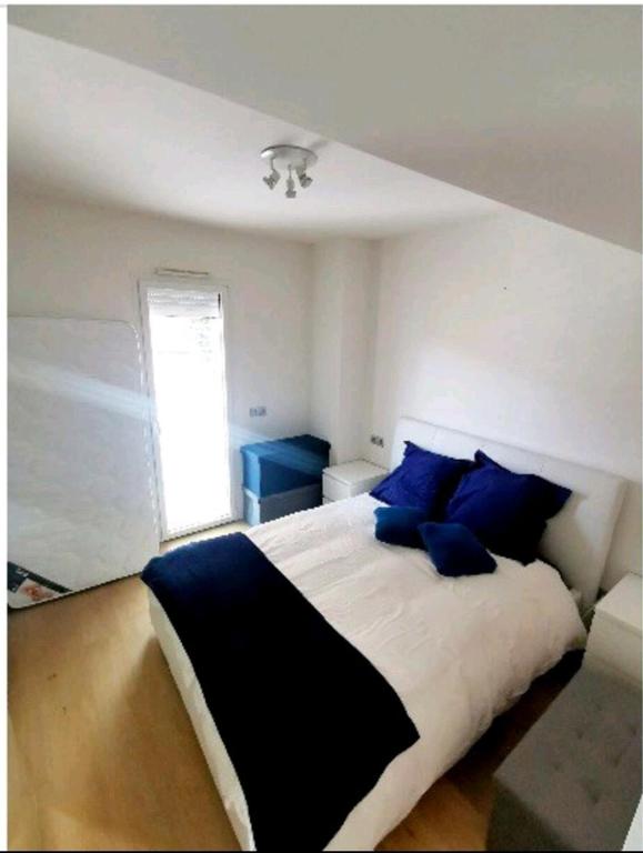 Hotel Monaco Monte-Carlo door step - Luxury Apartment - 2 Bedrooms 2 Bathrooms - Superb Modern Fully Equipped, a bedroom with a large bed with blue pillows at Monaco Monte-Carlo door step - Luxury Apartment - 2 Bedrooms 2 Bathrooms - Superb Modern Fully Equipped in Saint-Antoine