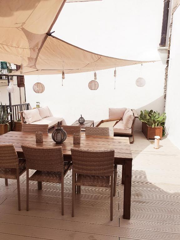 - une salle à manger avec une table et des chaises en bois dans l'établissement Maison 2 chambres Olsavinia, à Kaštela