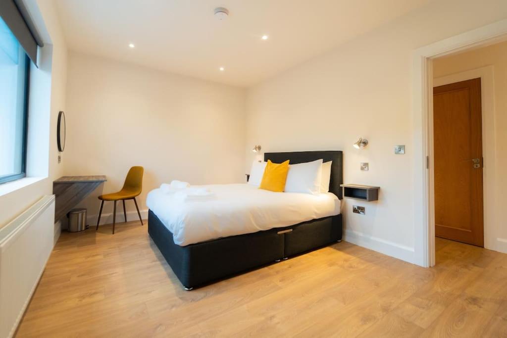丁格尔Dingle Way Rest ,Luxury holiday home的一间卧室配有一张带黄色枕头的大床