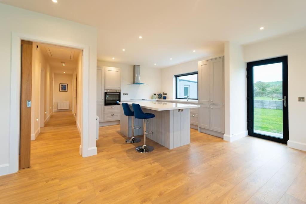 Dingle Way Rest ,Luxury holiday home的厨房或小厨房