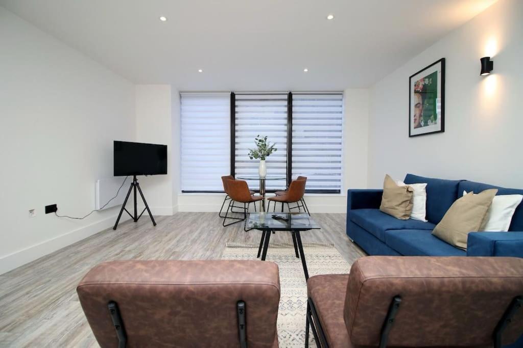 Contemporary Central Swindon 2BR, 3 beds - Parking - Housity