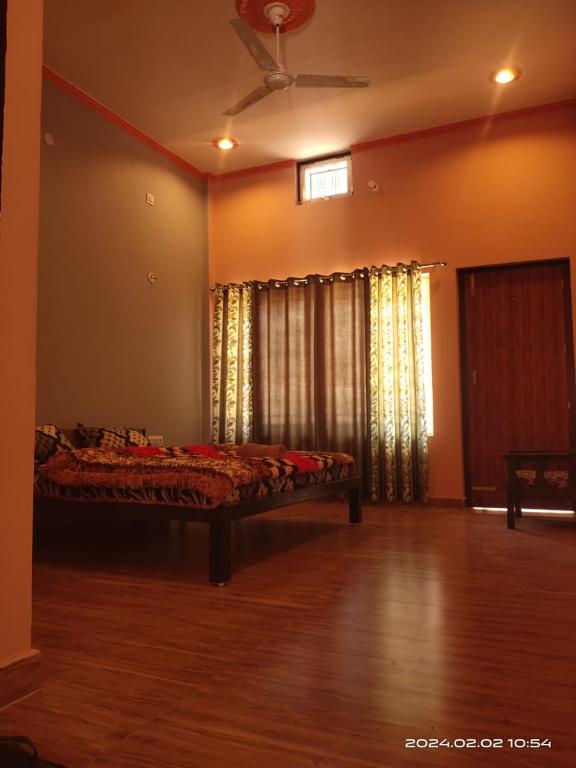 1 dormitorio con 1 cama en la esquina de una habitación en Gharonda Homestay, en Dogadda