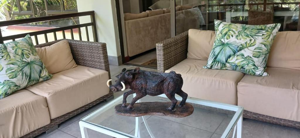 une statue d'un chien sur une table dans un salon dans l'établissement SelborneGolfEstatePennington, à Pennington