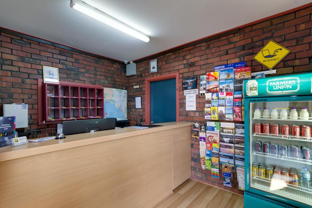 uma mercearia com uma caixa registadora e um balcão de numerário em Enfield Motel em Adelaide