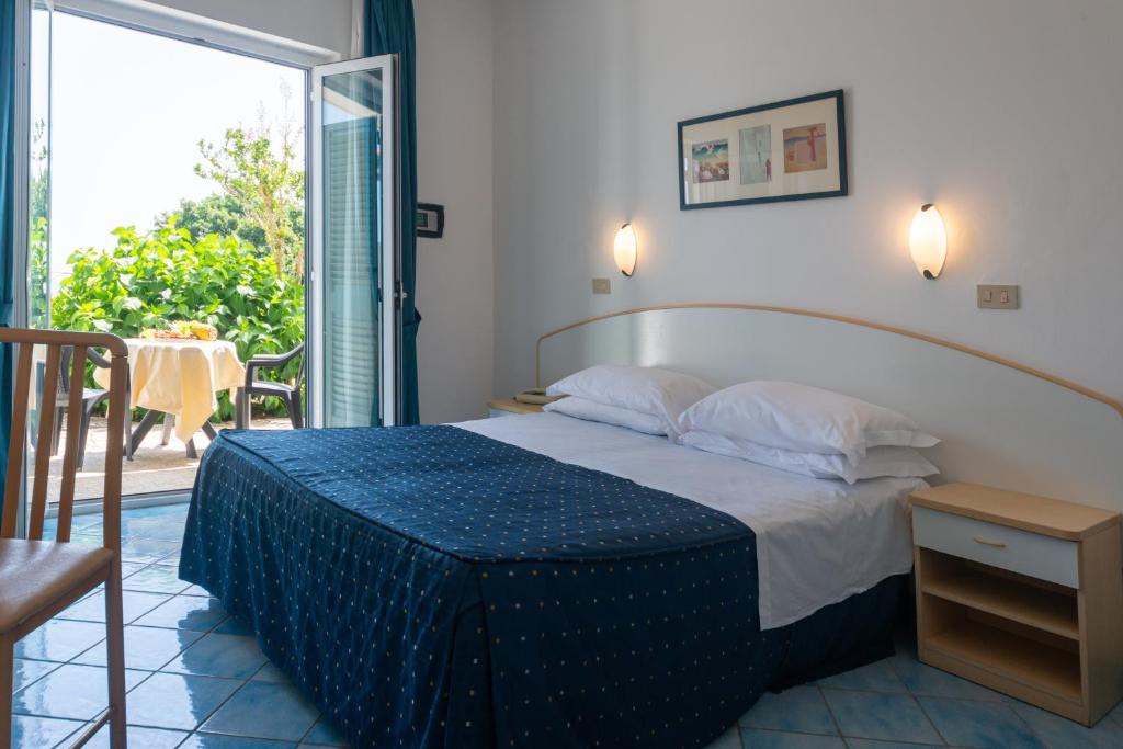 Postel nebo postele na pokoji v ubytování Hotel Villa Ireos