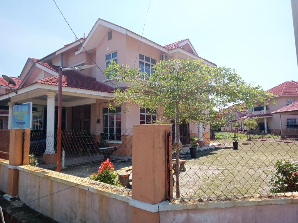 una casa con una valla delante de ella en Homestay Camelia Kuala Terengganu Seberang Takir - Near Drawbridge en Kuala Terengganu