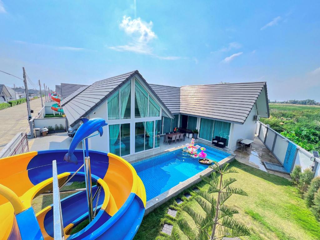 Swimmingpoolen hos eller tæt på Sea.Teepakpoolvilla