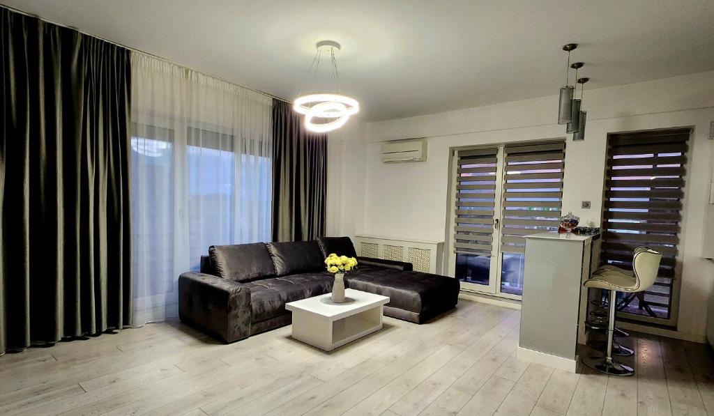 uma sala de estar com um sofá e uma mesa em Nicho Residence Bucurestii Noi em Bucareste