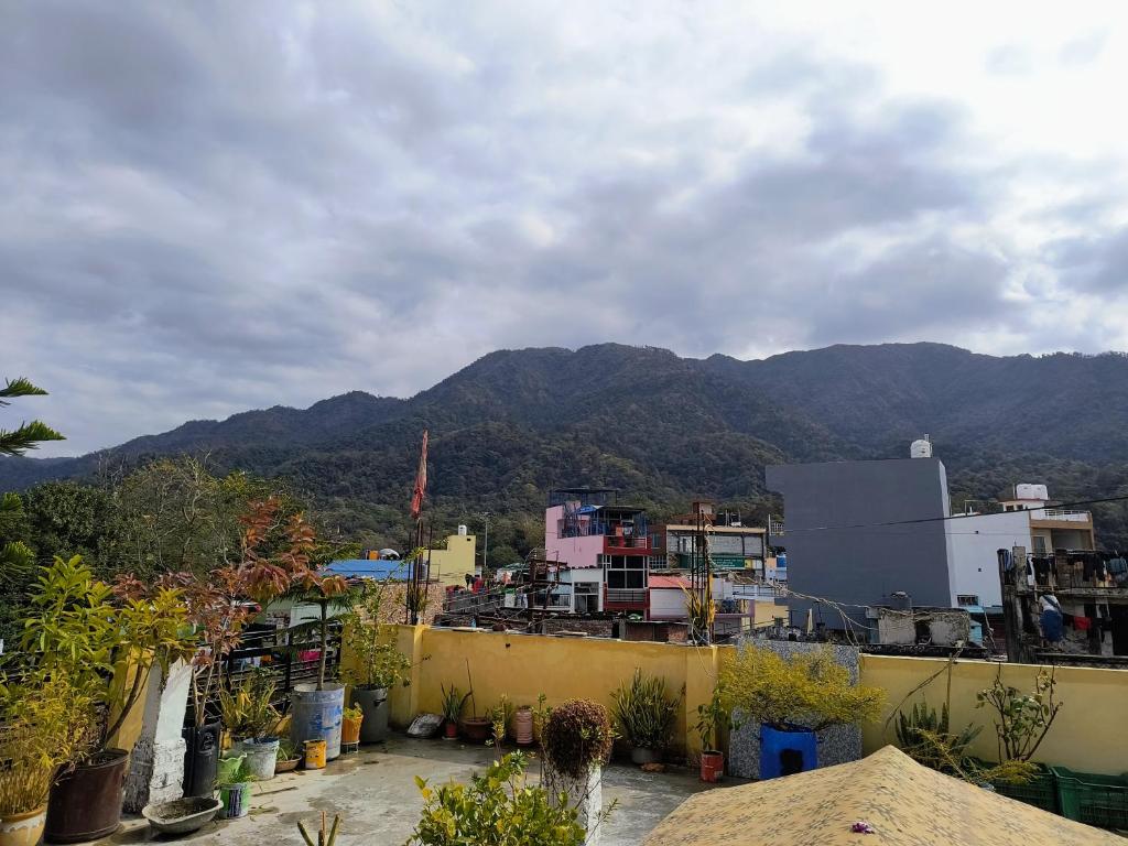 uma vista para uma cidade com montanhas ao fundo em SHREE JI HOMESTAY em Rishikesh