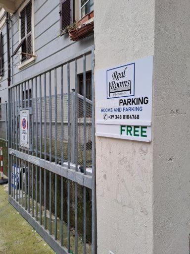 Majutusasutuses Real Rooms olev sertifikaat, autasu, silt või muu dokument