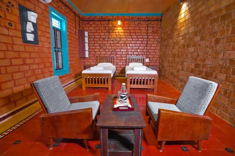 Posezení v ubytování Anamala Serenity Homestay Kerala