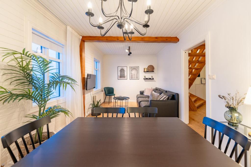 uma sala de jantar e sala de estar com mesa e cadeiras em Day Dream Central Akureyri Three Bedroom Apt em Akureyri