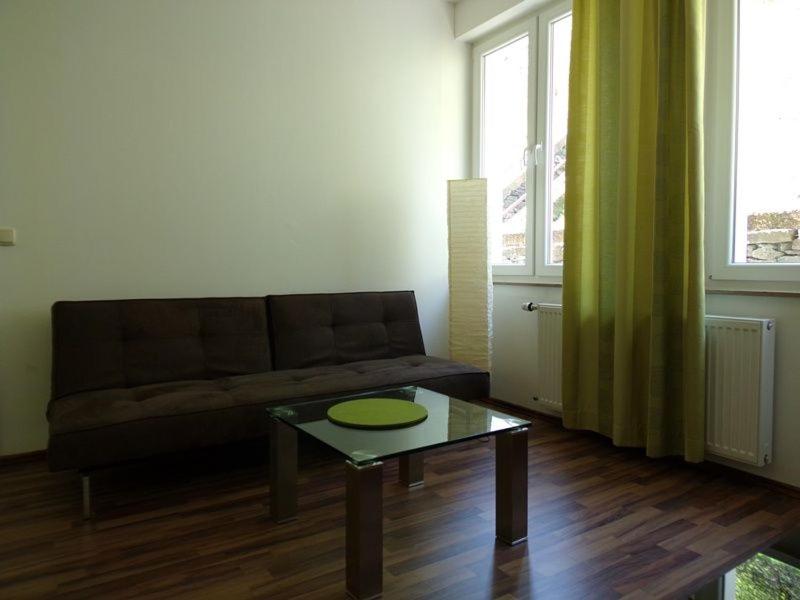 ein Wohnzimmer mit einem Sofa und einem Tisch in der Unterkunft Linden 4 in Monschau